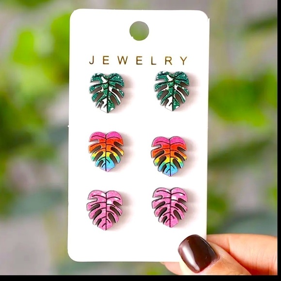 Monstera Mini Wooden Studs - Picture 1 of 2